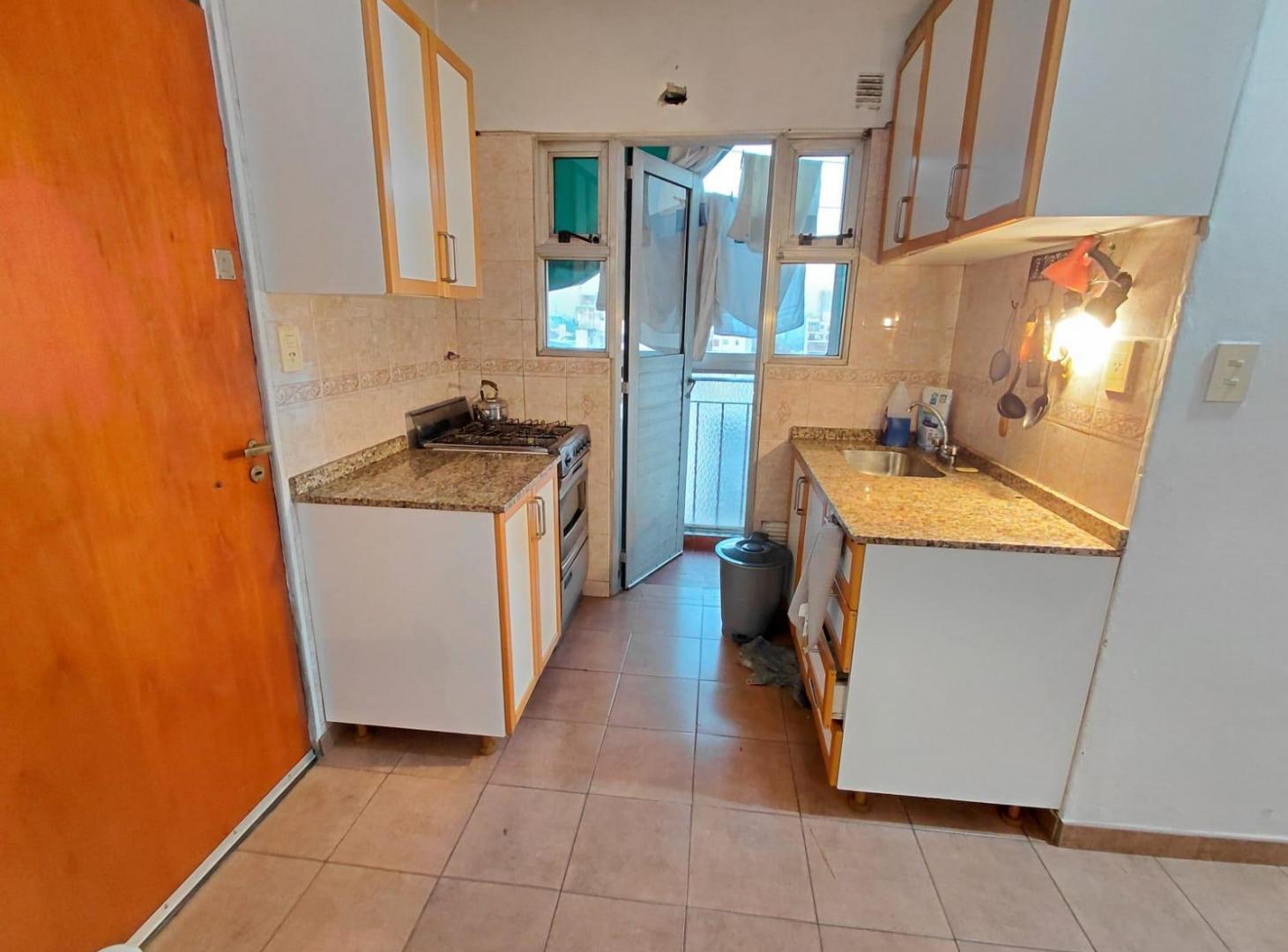 Caseros al 1500 limite Barracas y Constitucion de 3 ambientes con balcon corrido, vista abierta