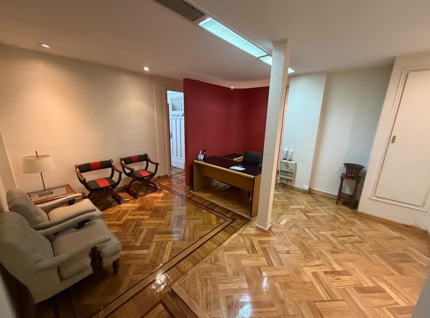 Foto de Oficina tipo estudio jurídico de época en INMEJORABLE estado, imagen 1