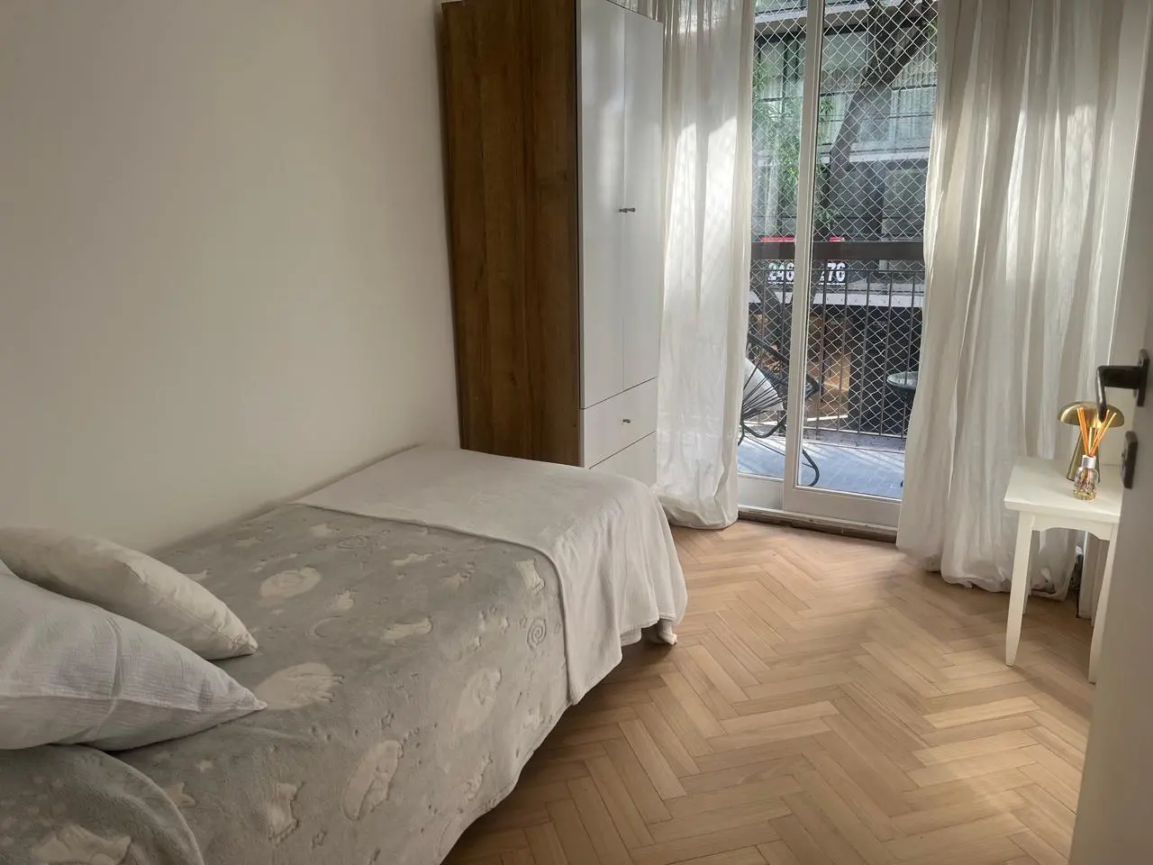 Departamento 3 ambientes amoblado con Lavarropas, Oficina, Patio y Balcón en Las Cañitas 5