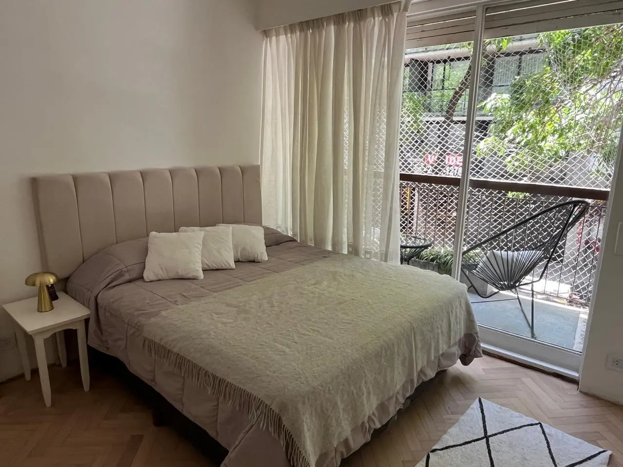 Departamento 3 ambientes amoblado con Lavarropas, Oficina, Patio y Balcón en Las Cañitas 2