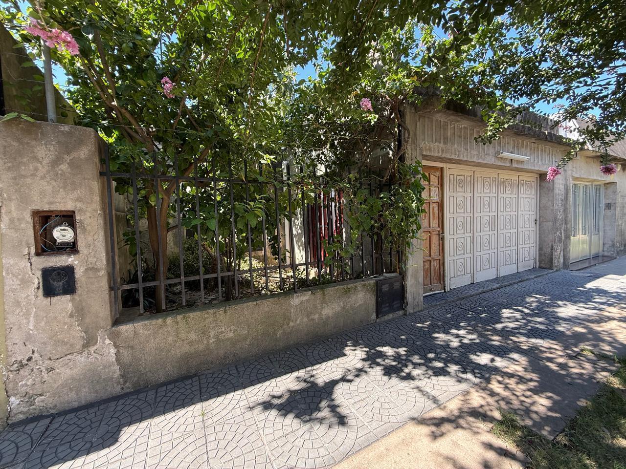 casa al frente de 2 dormitorios cochera patio terraza y segunda unidad al fondo