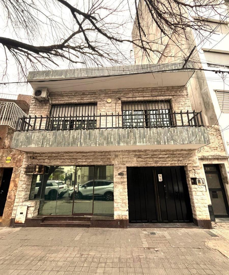 Casa con local al frente en Barrio Lourdes – 4 dormitorios, patio, quincho y cochera