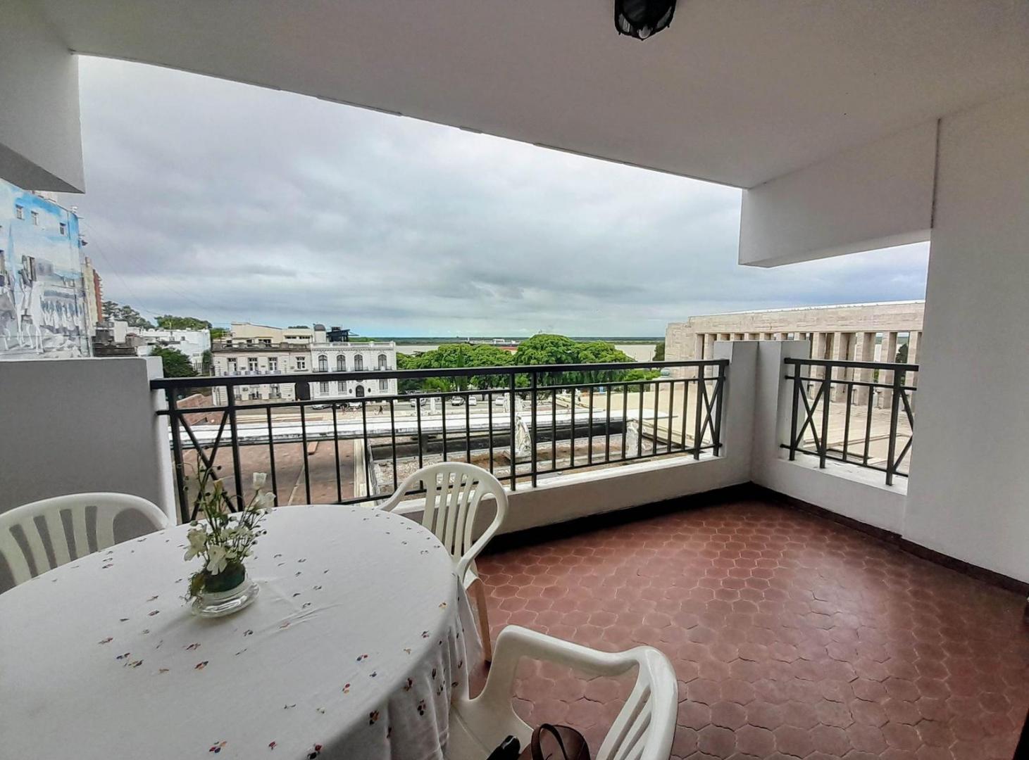 Piso exclusivo de 206 m² con vista al Monumento y al Río – 4 dormitorios y cochera doble