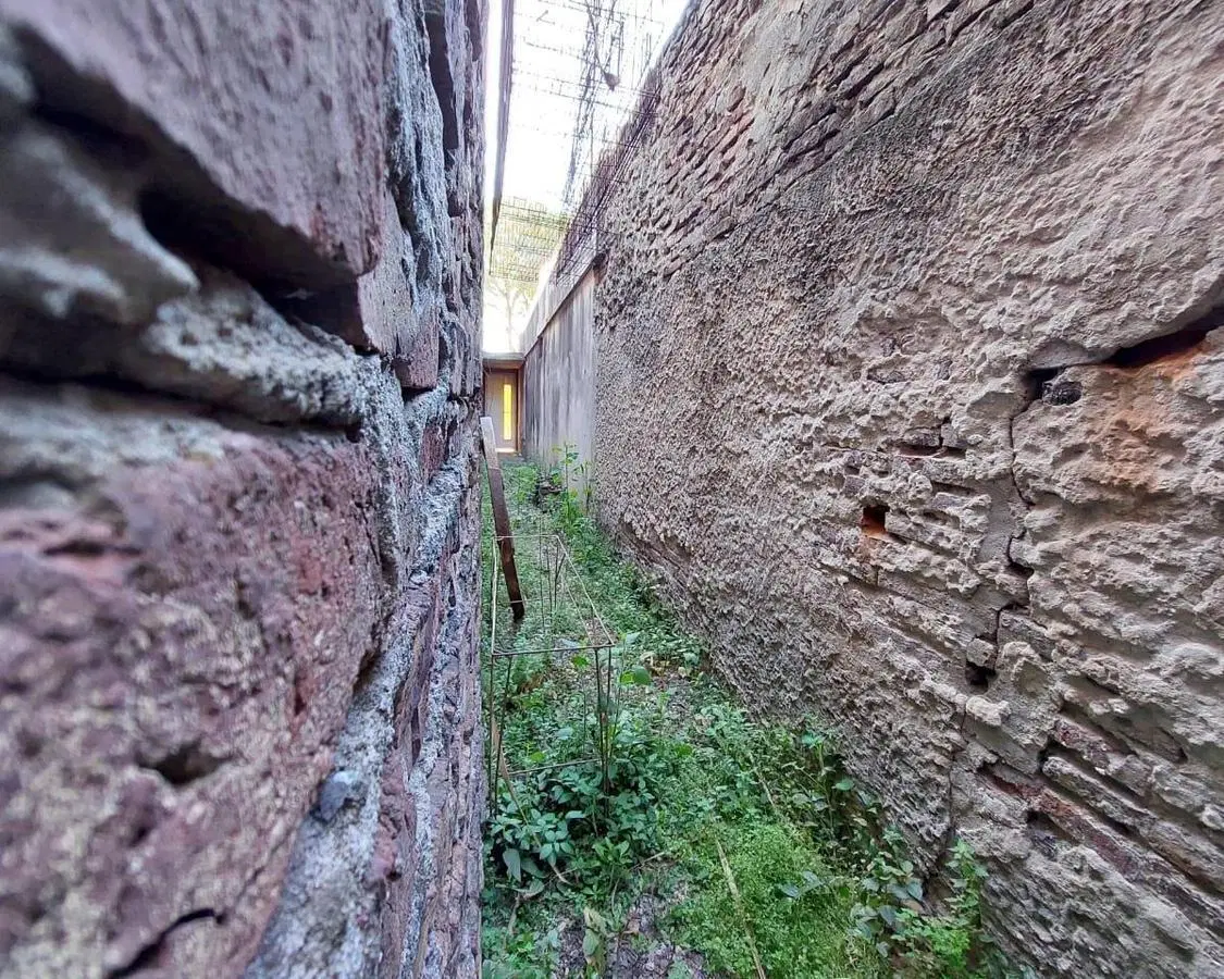 Lote único de pasillo, 113 m2, no esta en P.H, con construcción a refaccionar. 3