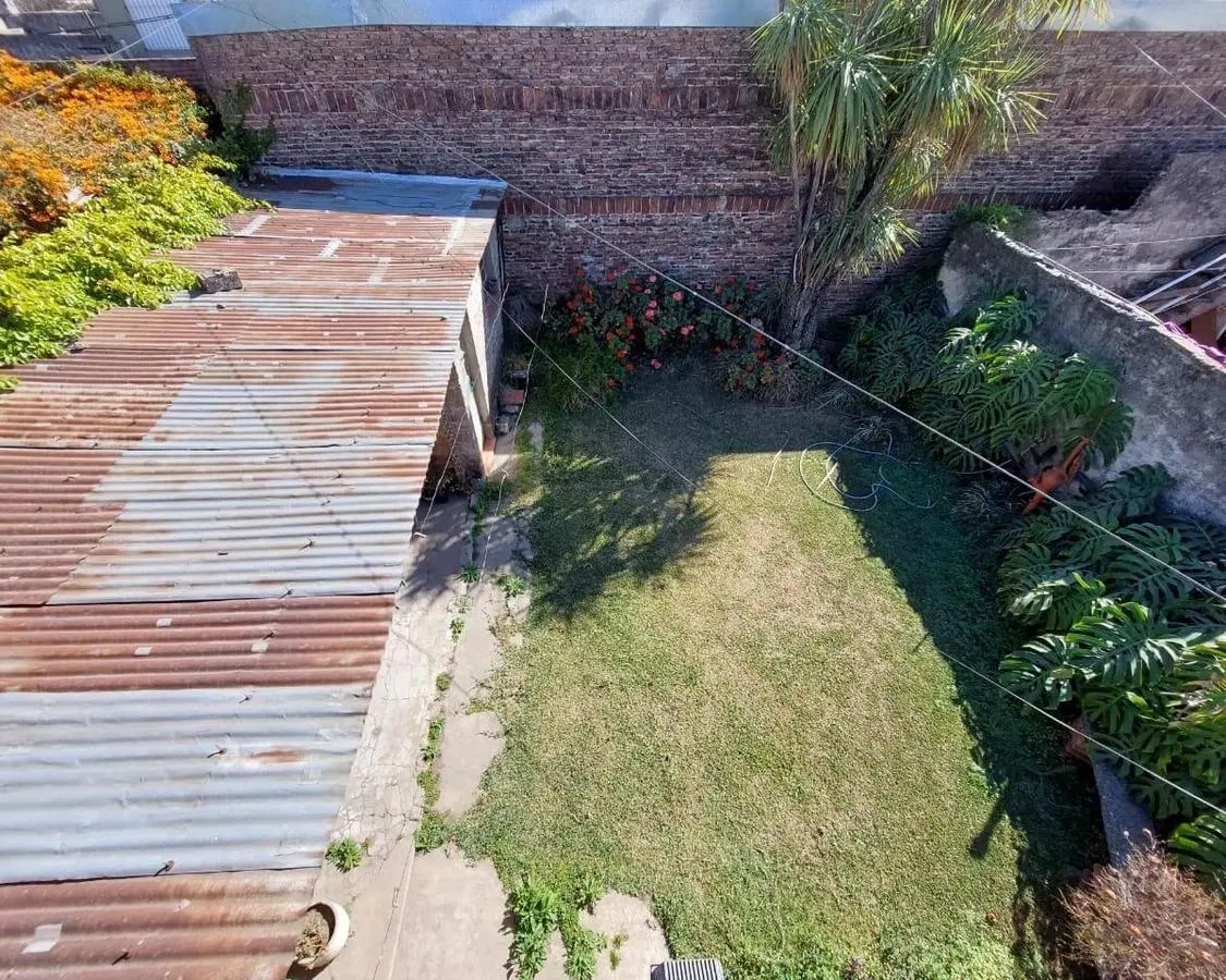 Lote único de pasillo, 113 m2, no esta en P.H, con construcción a refaccionar. 4