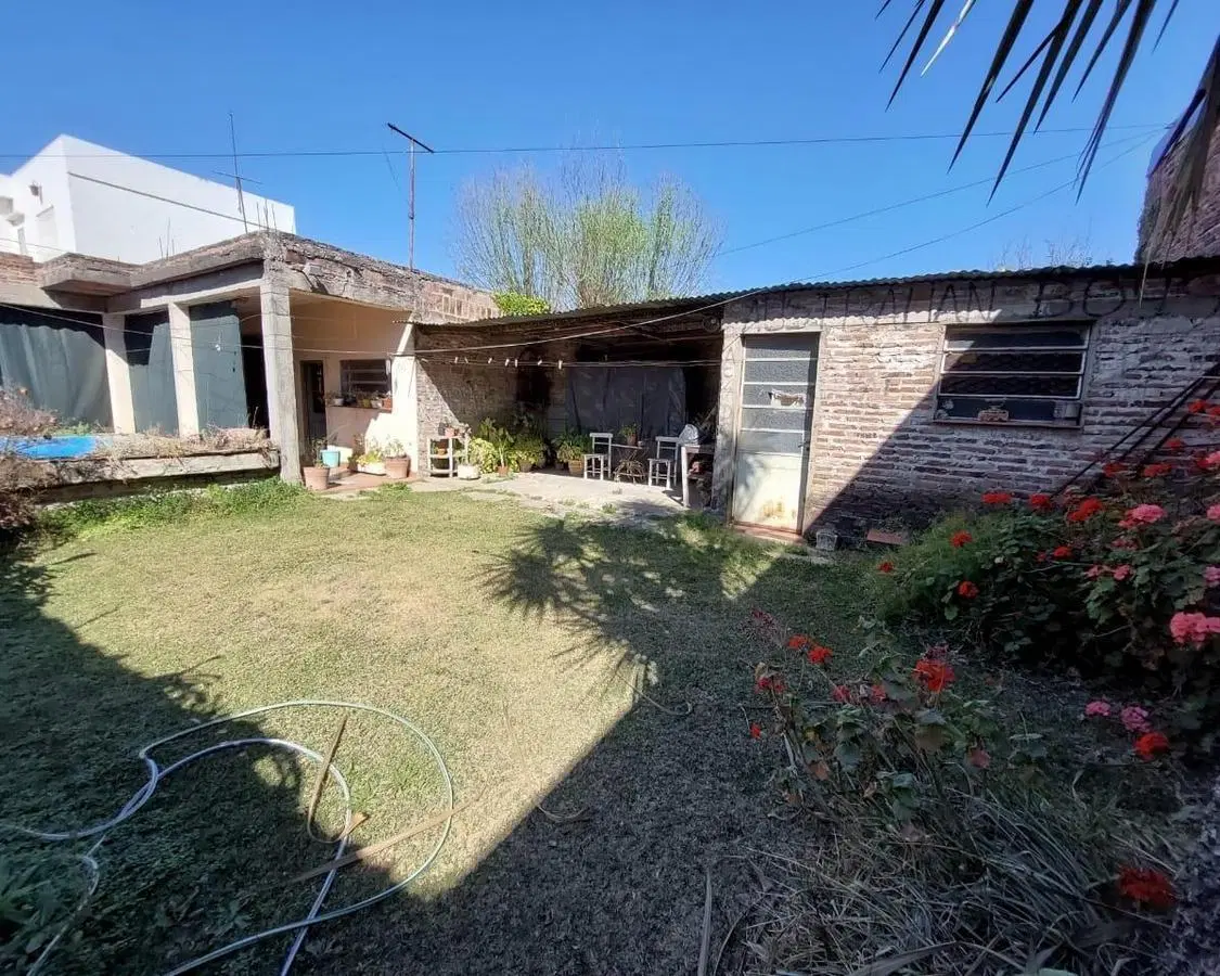 Lote único de pasillo, 113 m2, no esta en P.H, con construcción a refaccionar. 2