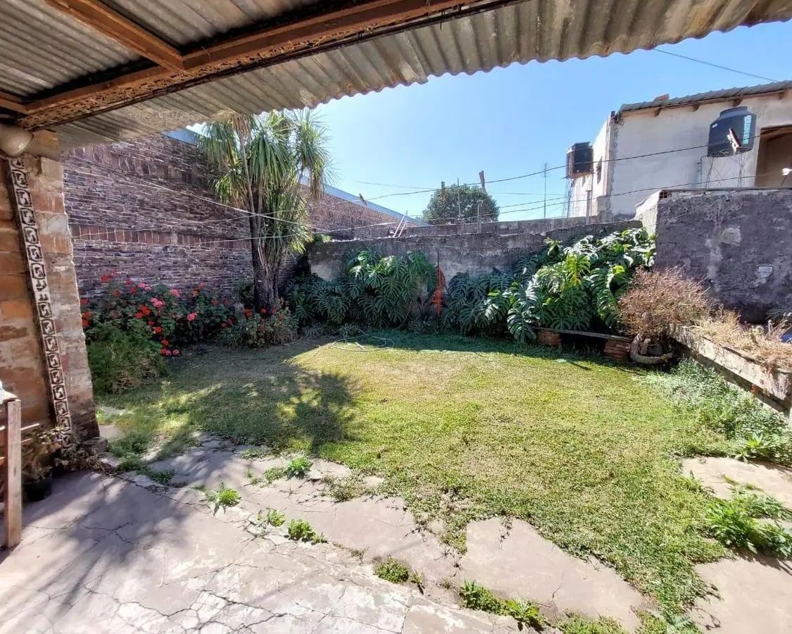 Lote único de pasillo, 113 m2, no esta en P.H, con construcción a refaccionar. 1