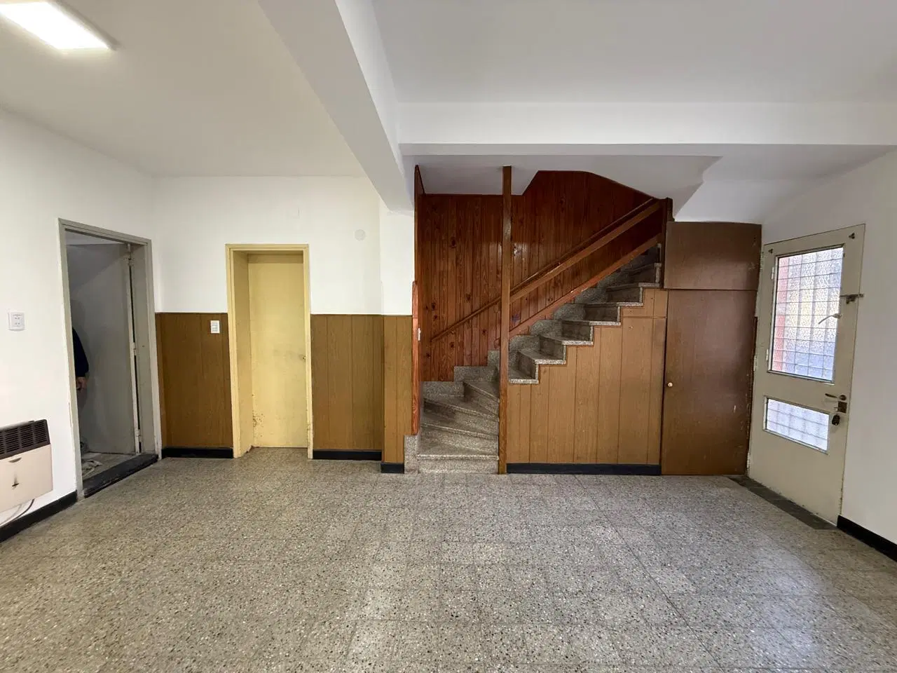 Casa de dos dormitorios con cochera y patio 2