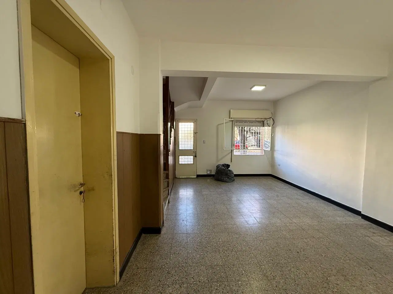 Casa de dos dormitorios con cochera y patio 3
