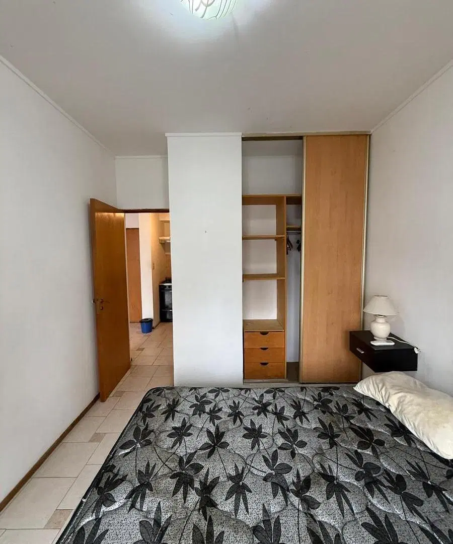 1 dormitorio al frente amueblado. 3