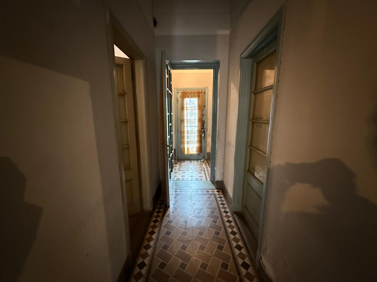 Foto de Ideal proyecto o reciclaje – Lote de 225 m² con jardín y casa sin PH, imagen 2