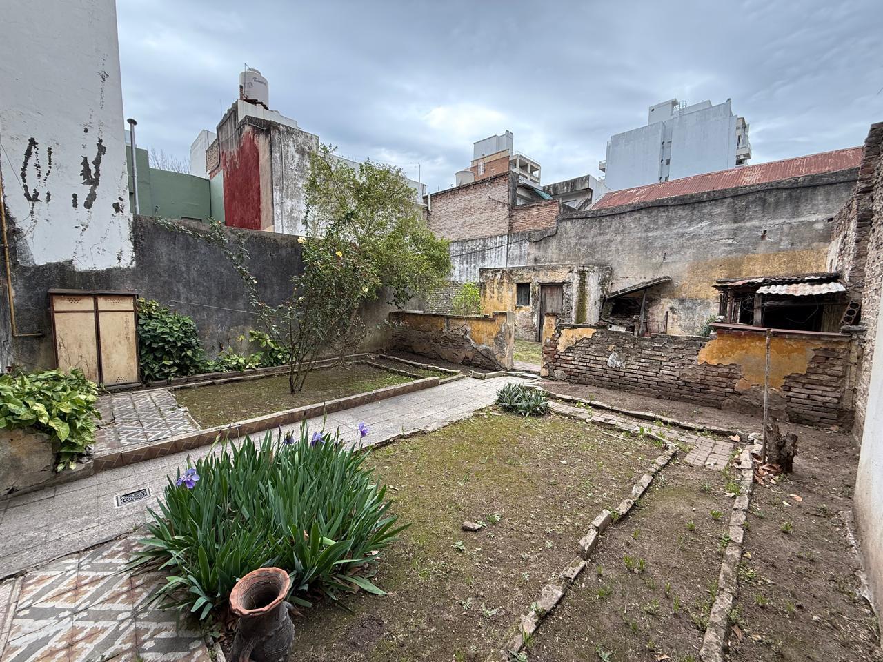 Foto de Ideal proyecto o reciclaje – Lote de 225 m² con jardín y casa sin PH, imagen 5