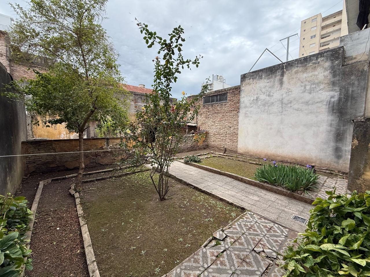 Foto de Ideal proyecto o reciclaje – Lote de 225 m² con jardín y casa sin PH, imagen 3