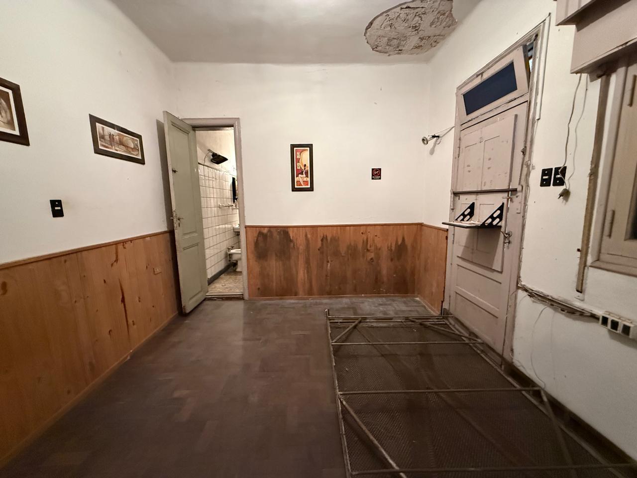 Foto de Ideal proyecto o reciclaje – Lote de 225 m² con jardín y casa sin PH, imagen 1