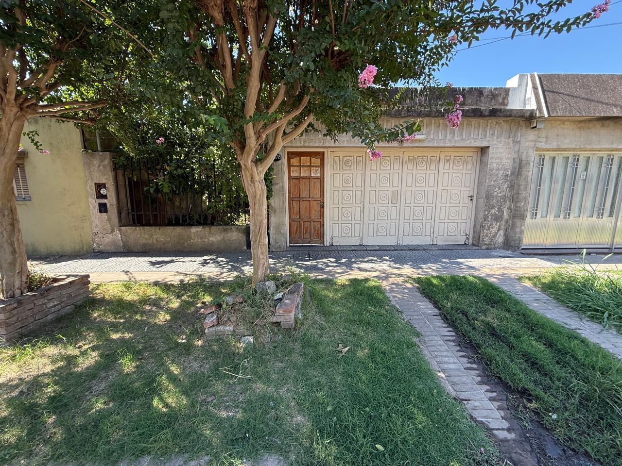 Foto de casa al frente de 2 dormitorios cochera patio terraza y segunda unidad, imagen 1