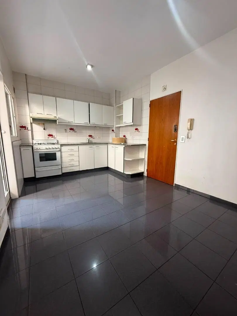 3 AMBIENTES S/PISO C/COCHERA CFTE BALCON 1 SUIT. COC-CMDOR 1