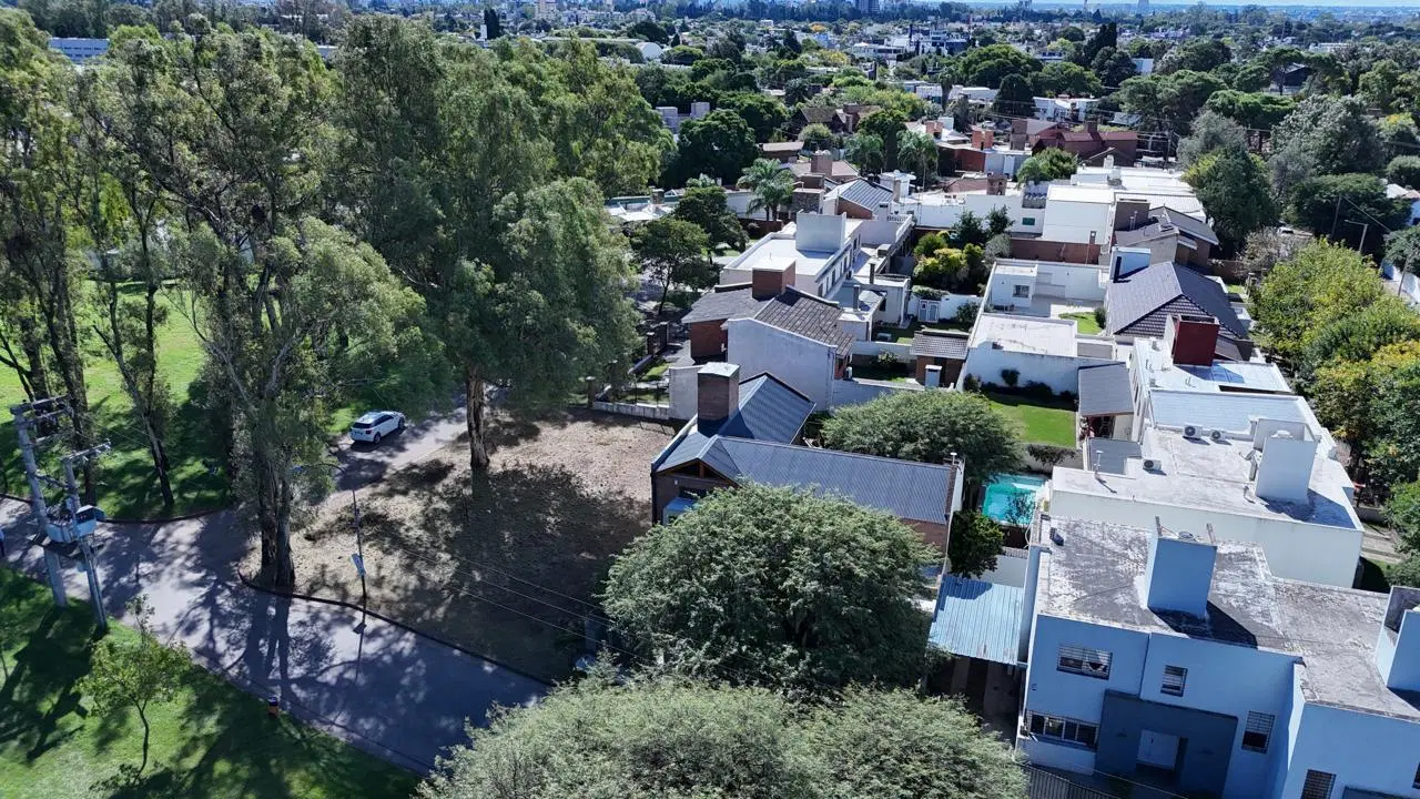 Lote esquina en B Jardines del Jockey - 381 m2 5