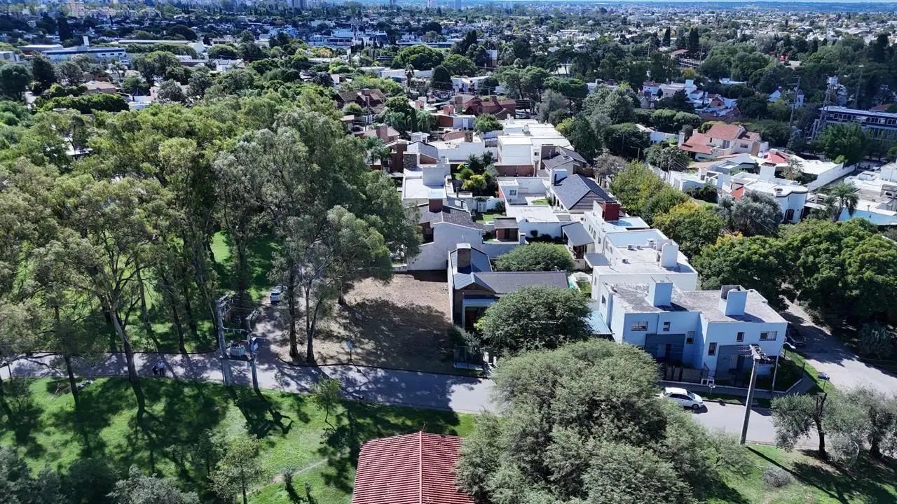 Lote esquina en B Jardines del Jockey - 381 m2 3