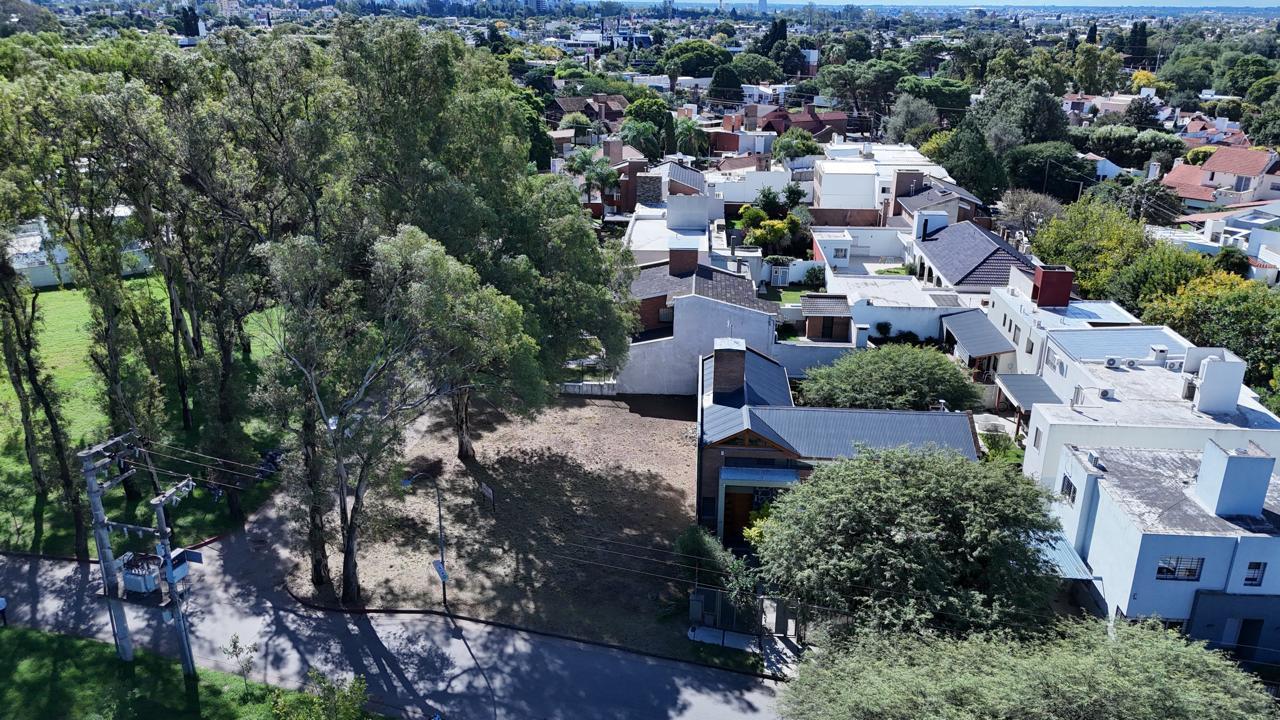 Lote esquina en B Jardines del Jockey - 381 m2