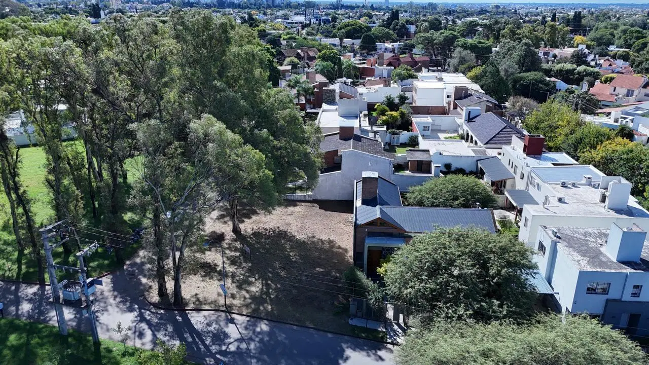 Lote esquina en B Jardines del Jockey - 381 m2 2