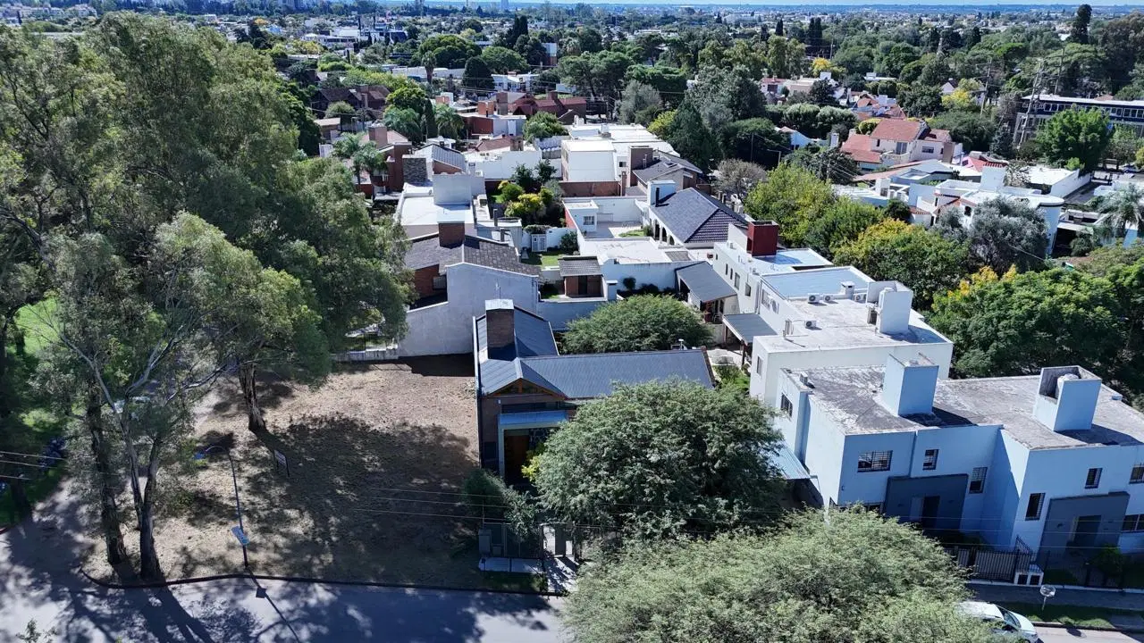 Lote esquina en B Jardines del Jockey - 381 m2 1