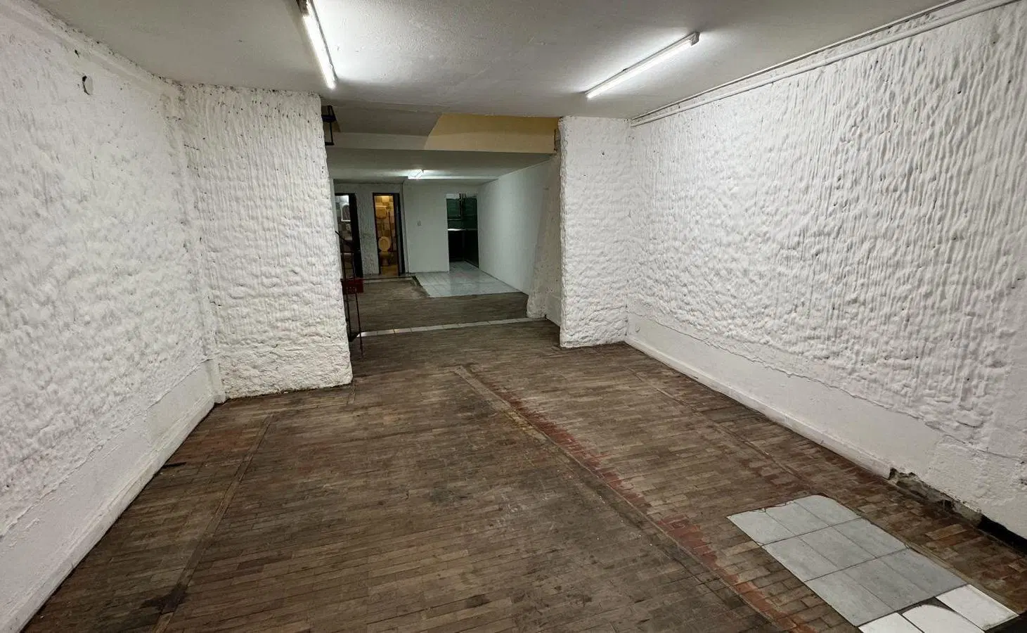 Local comercial en alquiler con vidriera sobre calle 27 de Abril 1