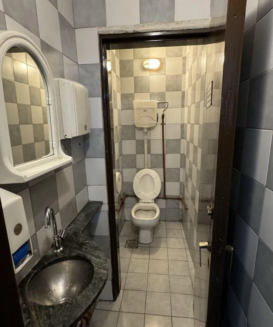 Local comercial en alquiler con vidriera sobre calle 27 de Abril 3