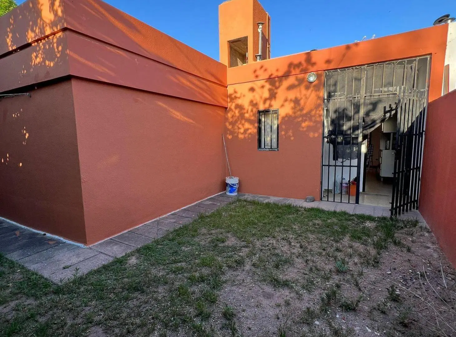Casa en alquiler de 3 dormitorios con patio y garage Lomas de San Martín 2