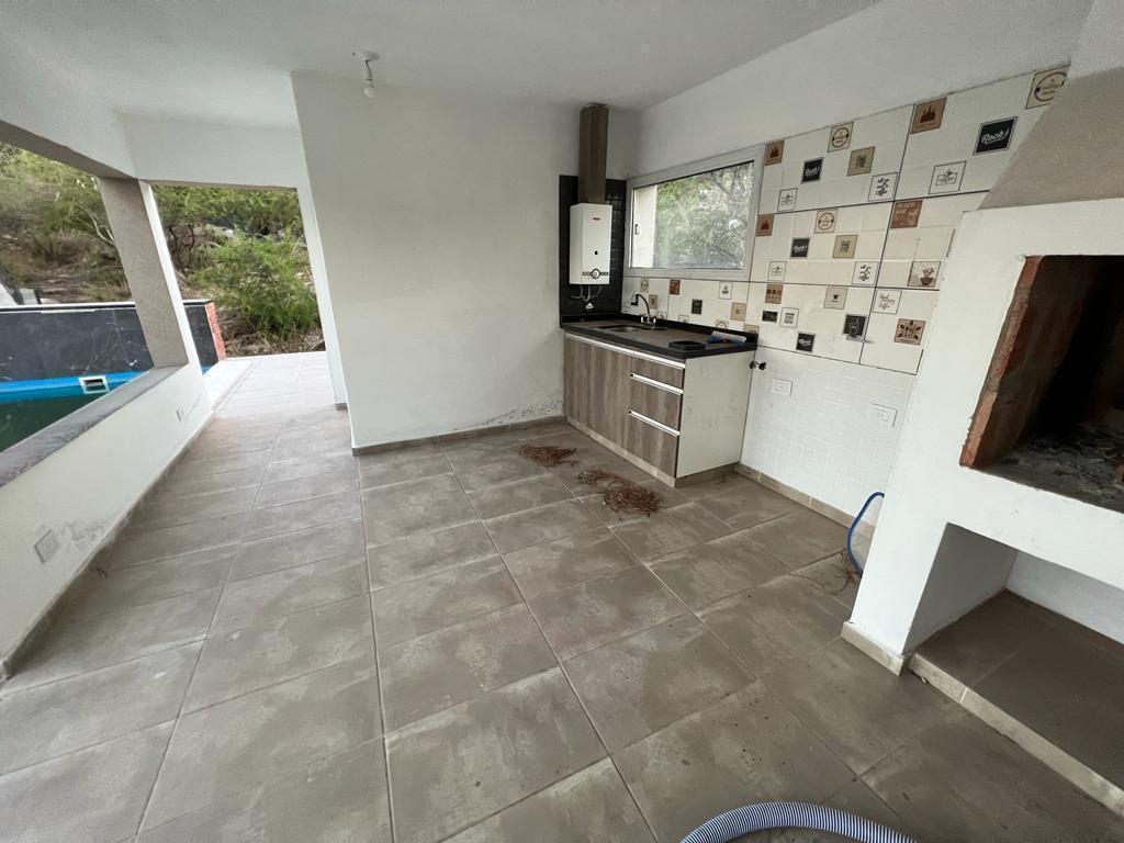 Foto de EN VENTA CASA MAS DEPARTAMENTO A ESTRENAR CON PILETA A 500MTS DEL LAGO, imagen 3