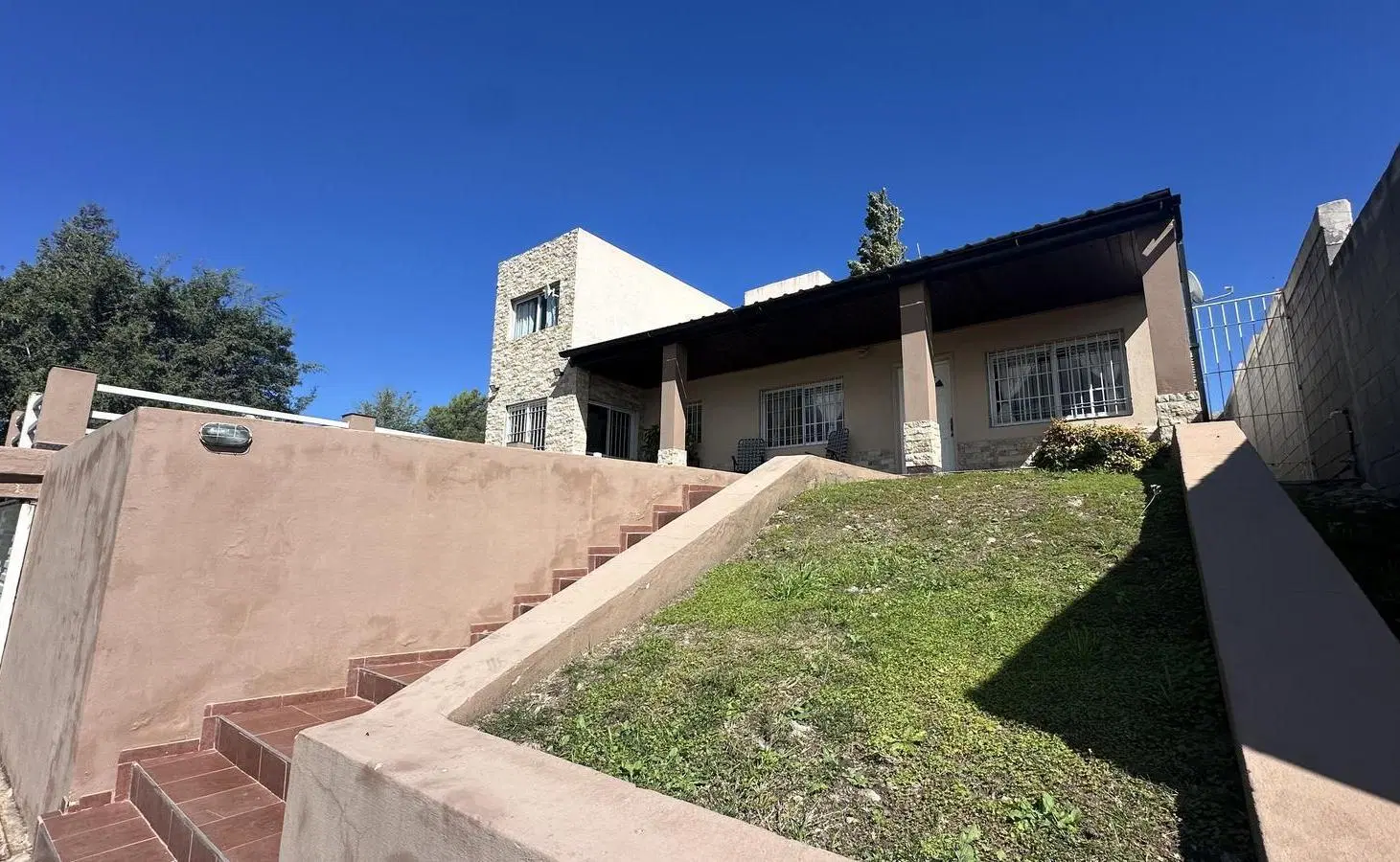 CASA EN VENTA BIALET MASSE CON VISTA A LAS SIERRAS DE 4 DORMITORIOS 2