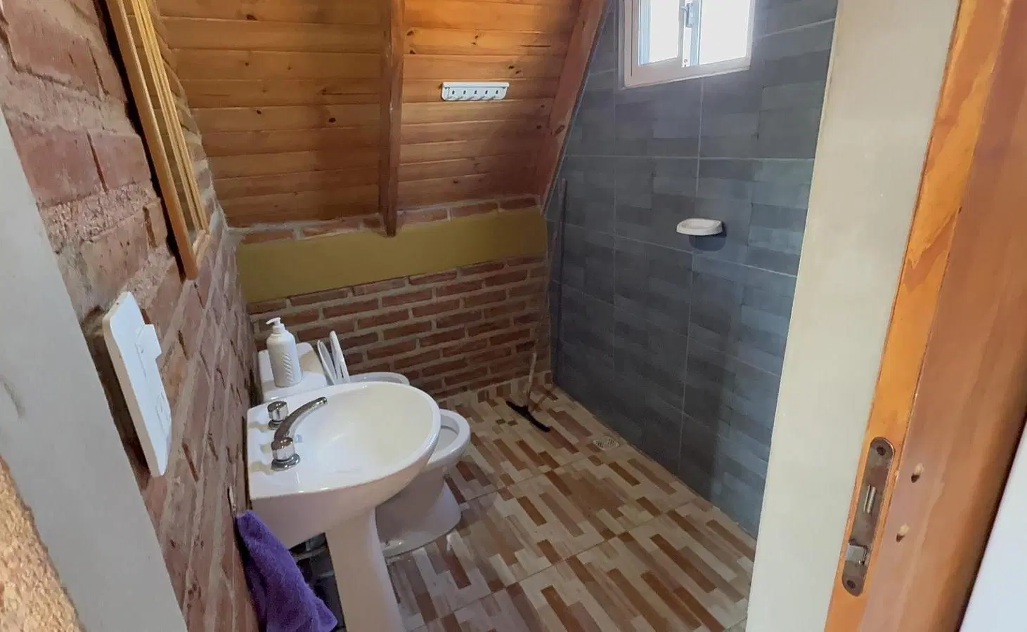 CASA ALPINA EN VENTA EN BIALET MASSÉ CON PILETA, VISTAS A LAS SIERRAS Y 1.100 M² DE TERRENO 2