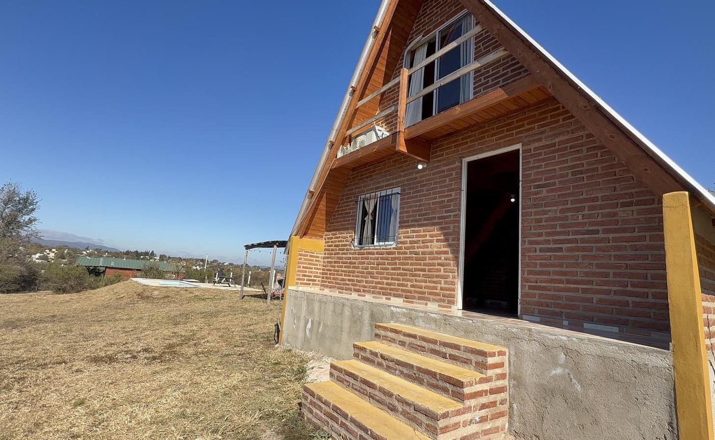 CASA ALPINA EN VENTA EN BIALET MASSÉ CON PILETA, VISTAS A LAS SIERRAS Y 1.100 M² DE TERRENO