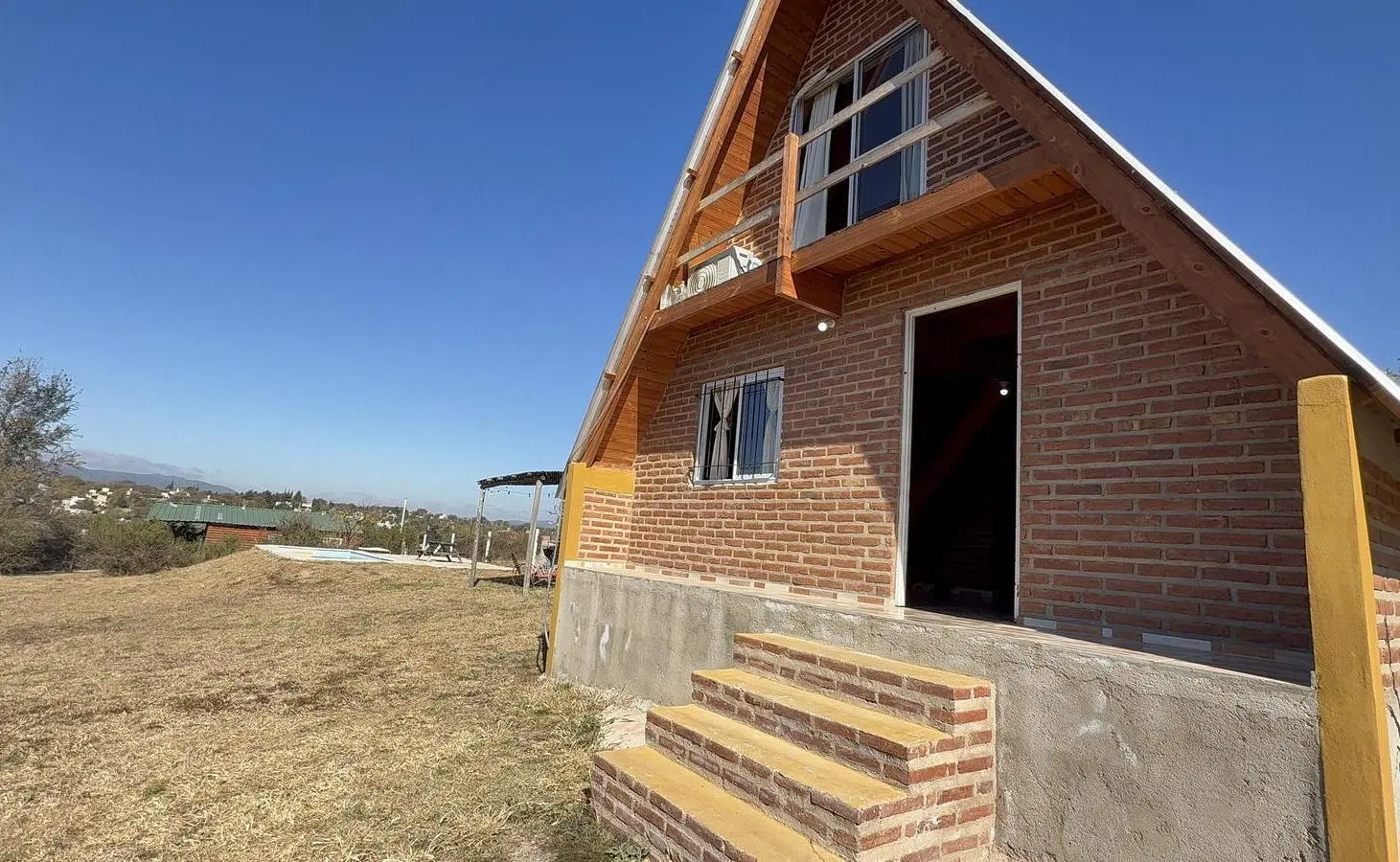 CASA ALPINA EN VENTA EN BIALET MASSÉ CON PILETA, VISTAS A LAS SIERRAS Y 1.100 M² DE TERRENO 3