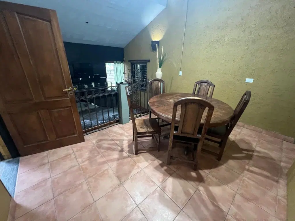 CASA PRINCIPAL CON DEPARTAMENTO Y QUINCHO 4