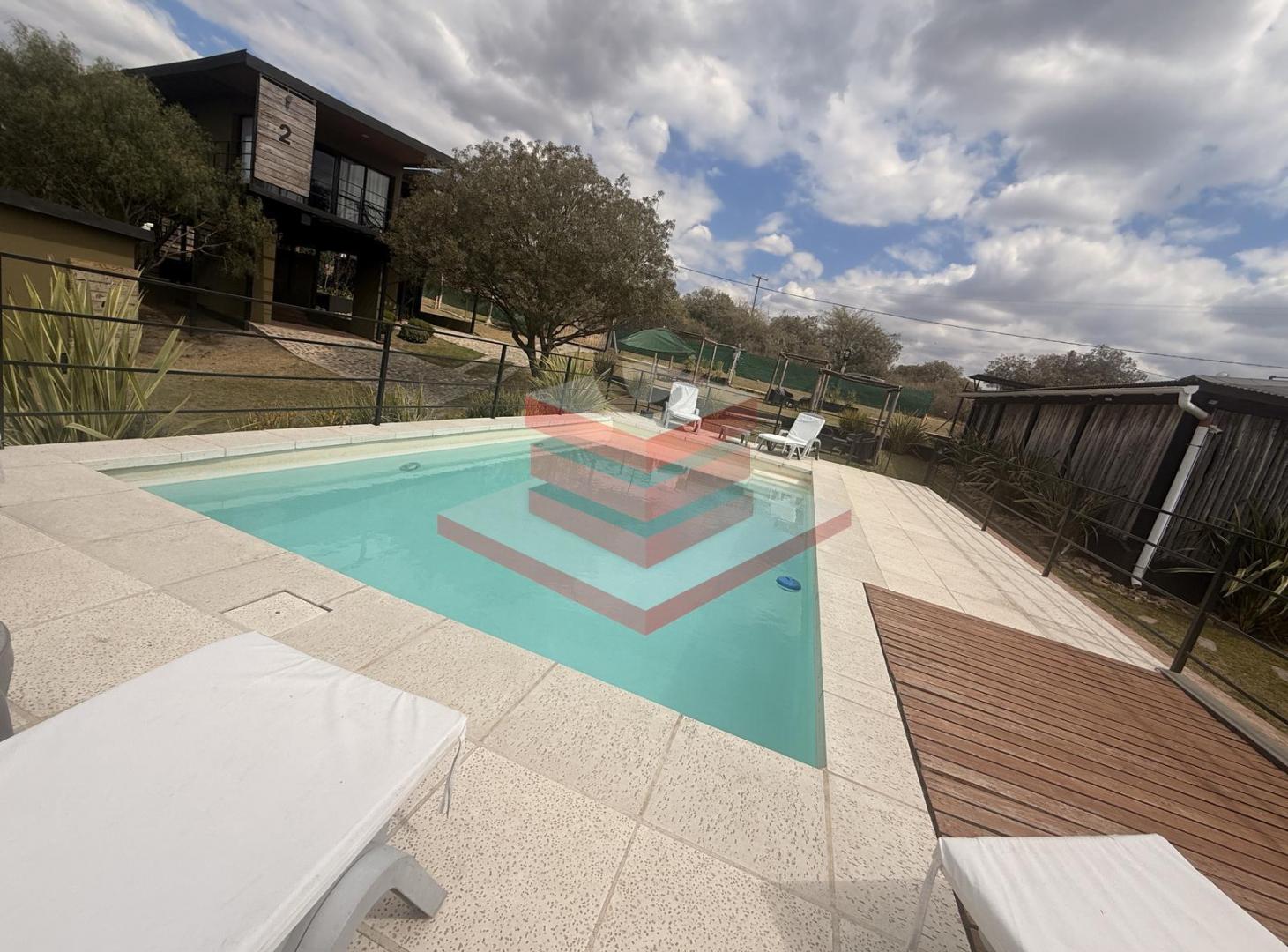 Foto de Complejo de 3 cabañas mas casa en venta en Tanti | 2.800 m² | Pileta, imagen 2