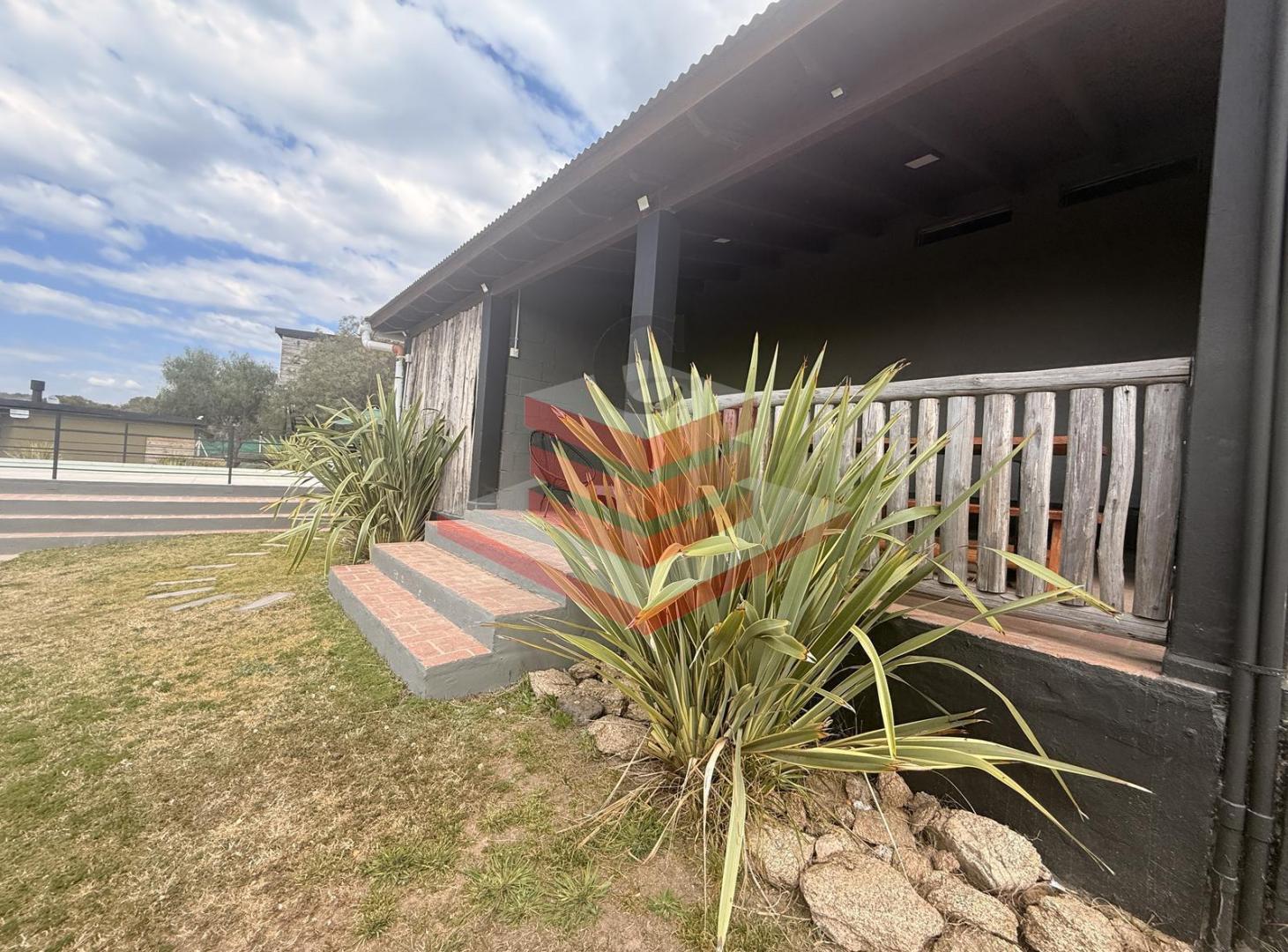 Foto de Complejo de 3 cabañas mas casa en venta en Tanti | 2.800 m² | Pileta, imagen 3