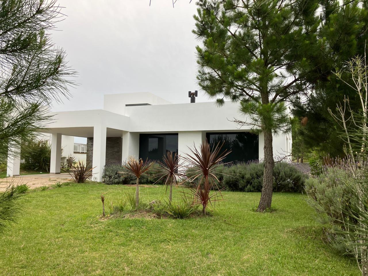 COSTA ESMERALDA - ALQUILER TEMPORARIO - CASA A 300 METROS DEL AREA DEPORTIVA