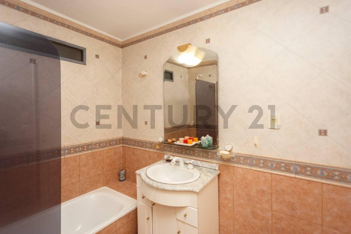 Venta Piso 5 Ambientes Balcón Corrido Cochera en Caballito 4