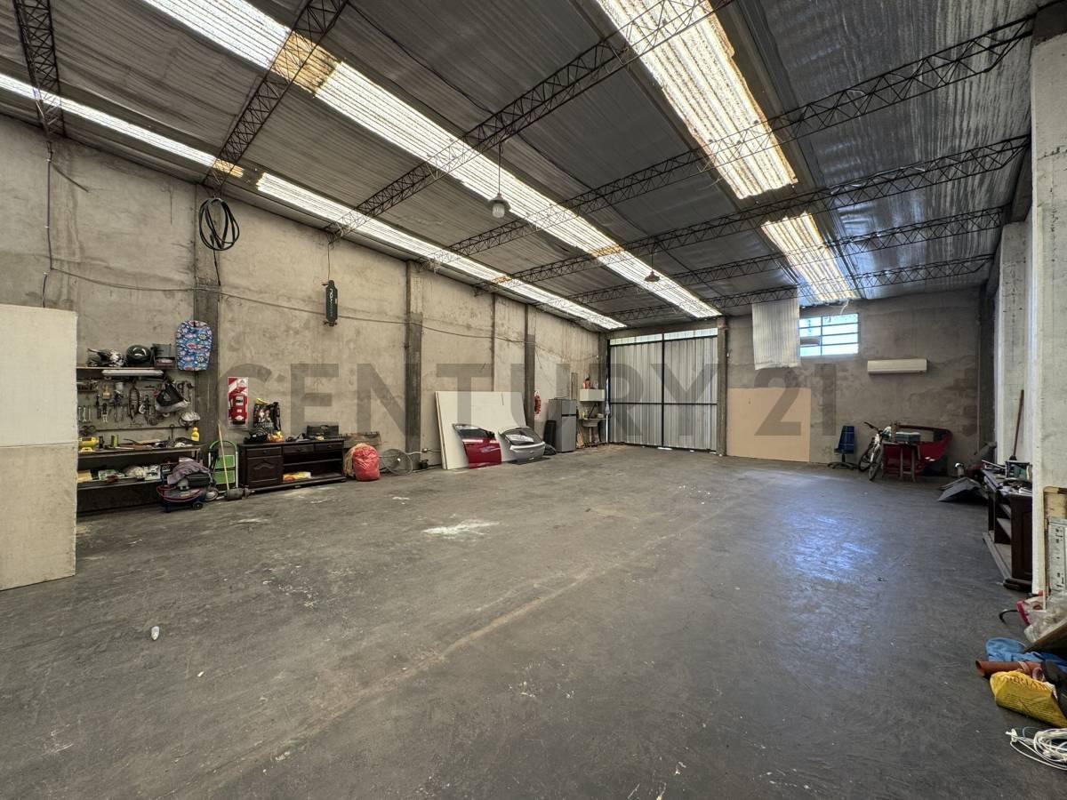 Galpon en Venta con Local a La Calle + 2 Departamentos de 2 Ambientes en Castelar 3