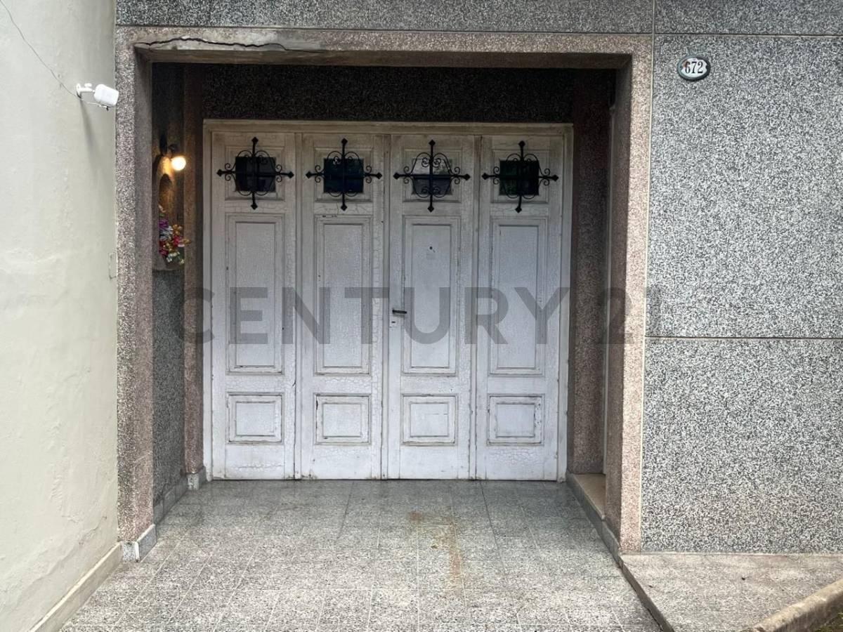 Venta casa 4amb sobre lote propio en xona residencial Parque Avellaneda, Caba.