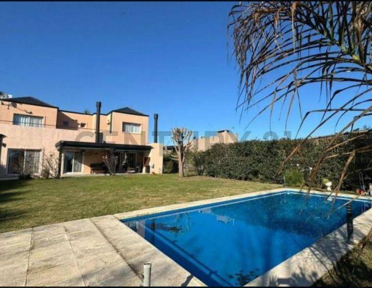 Destacada casa con pileta fondo a pulmon