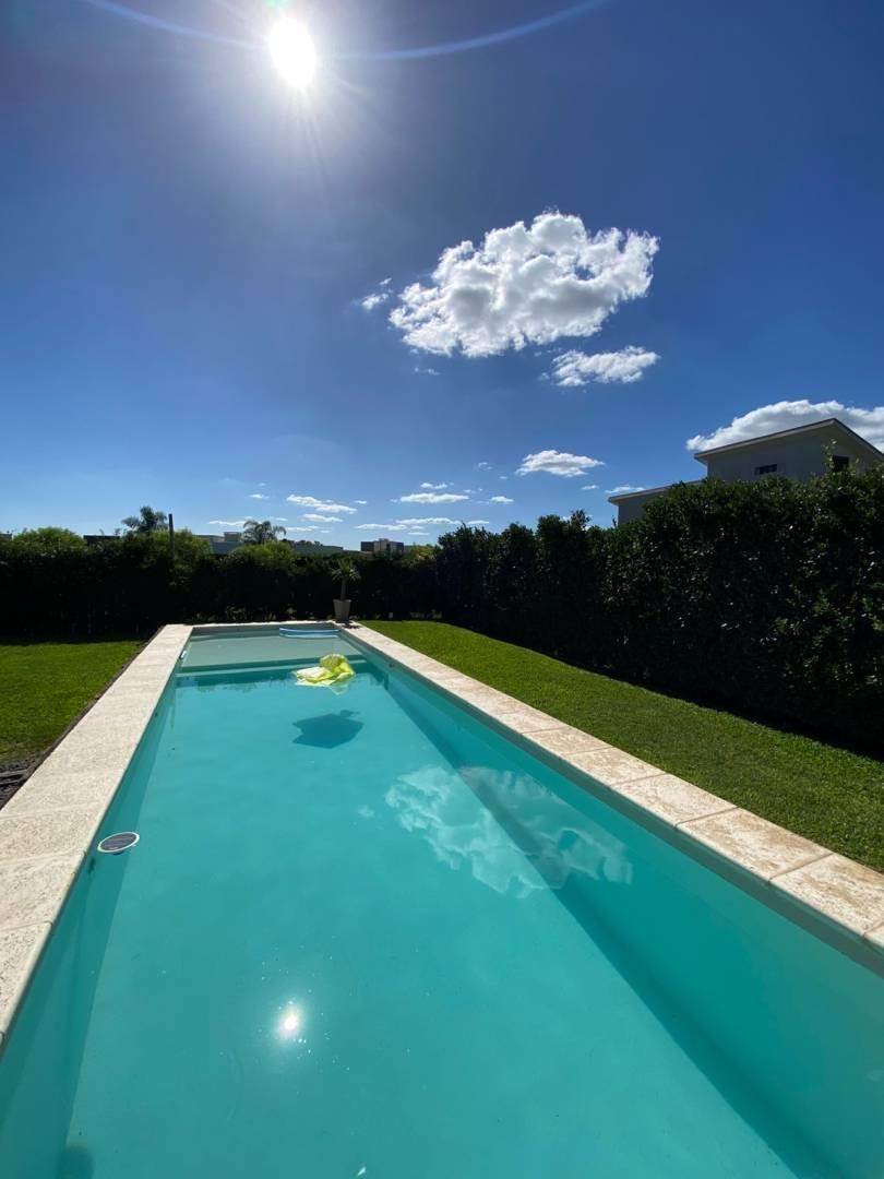 CASA CON PILETA CLIMATIZADA Y PARQUIZADA