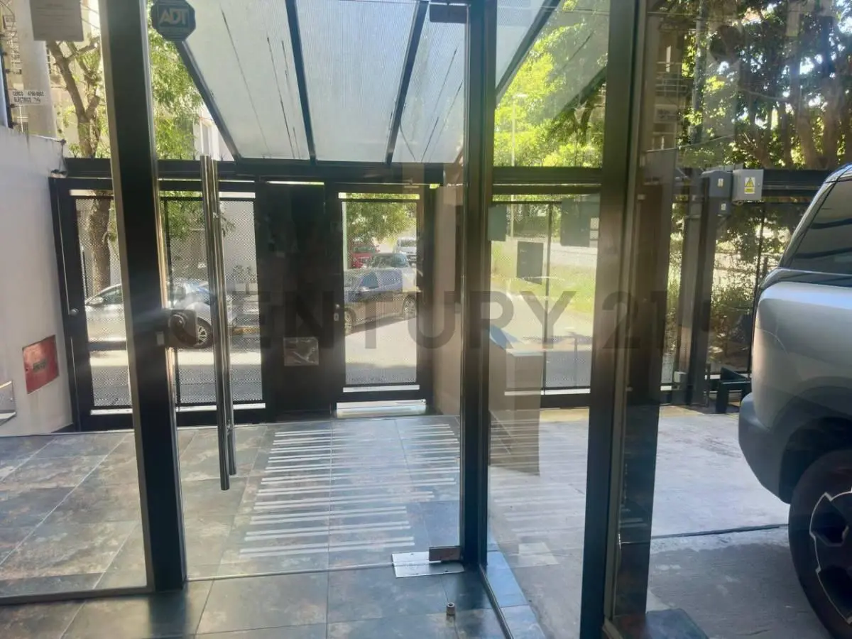VENTA OFICINA   40M2 CON COCHERA CON RENTA en  VTE LÓPEZ a metros de Av. Libertador y Gral 2