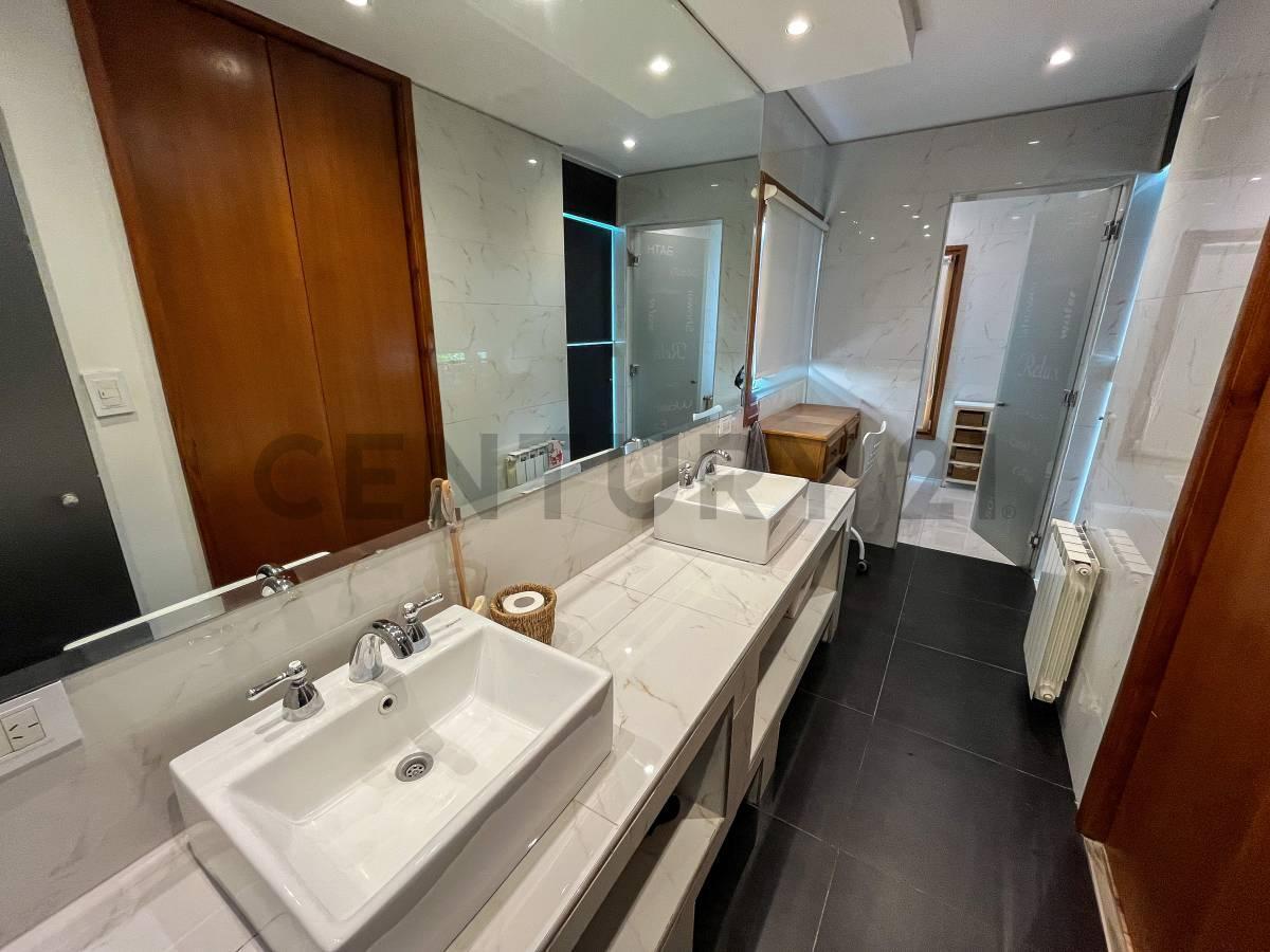 VENTA CASA EN ST THOMAS ESTE-OESTE 6 AMBIENTES CON 3 DORM. SUITE Y 2 DORM. C/BAÑO COMPARTIDO