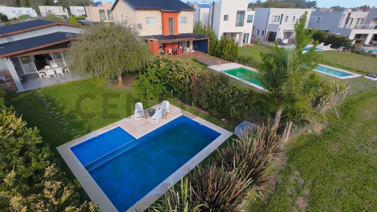 Casa 4 amb. en Santa Elena - Pilar del Este - Fondo Libre, cul-de-sac, pileta - Impecable