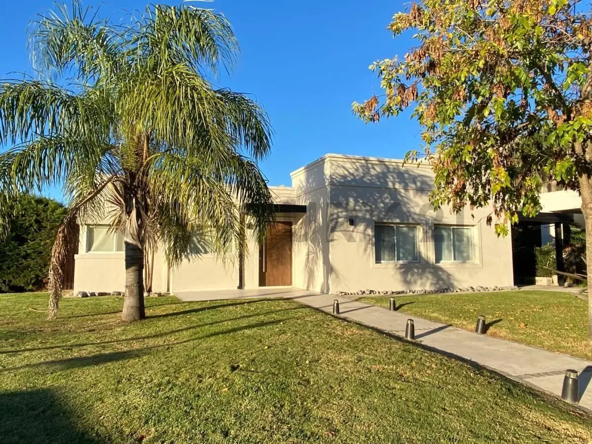 CASA CON PILETA PARQUIZADA EN PLENO SANTA GUADALUPE 2