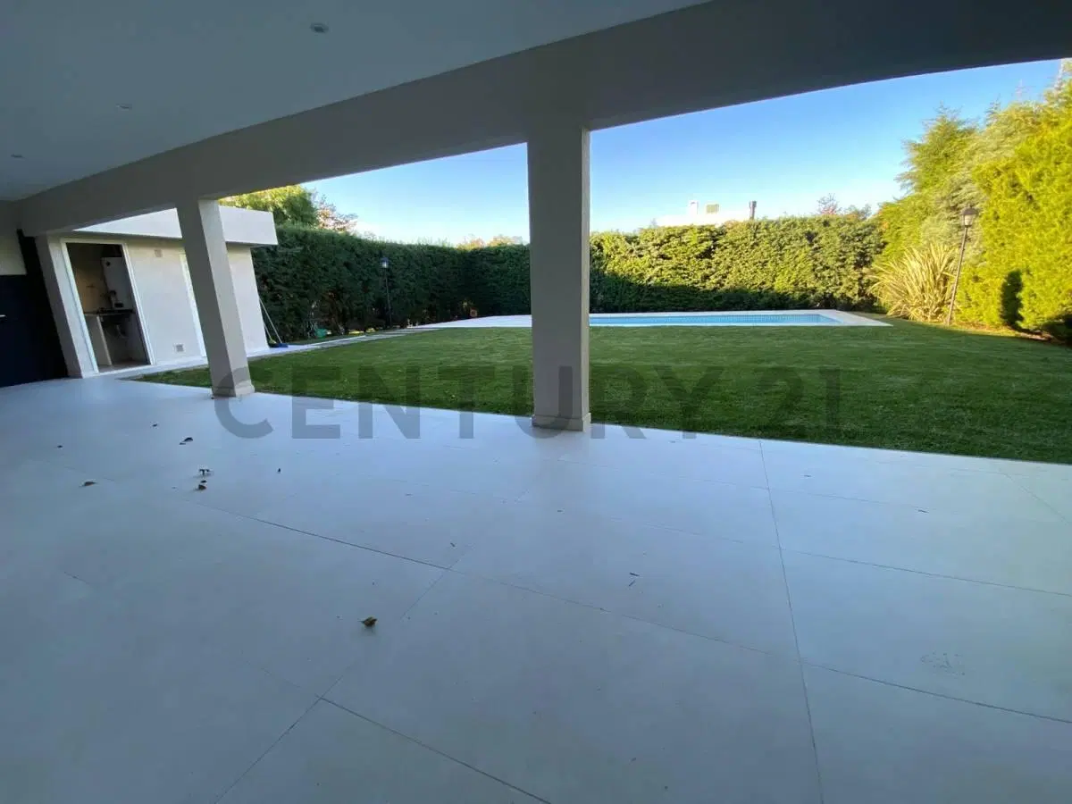 CASA CON PILETA PARQUIZADA EN PLENO SANTA GUADALUPE 4