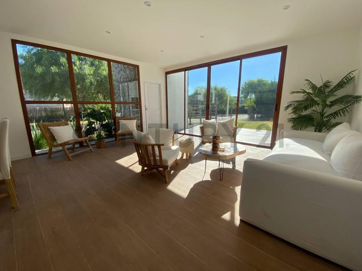 CASA MINIMALISTA CON PILETA