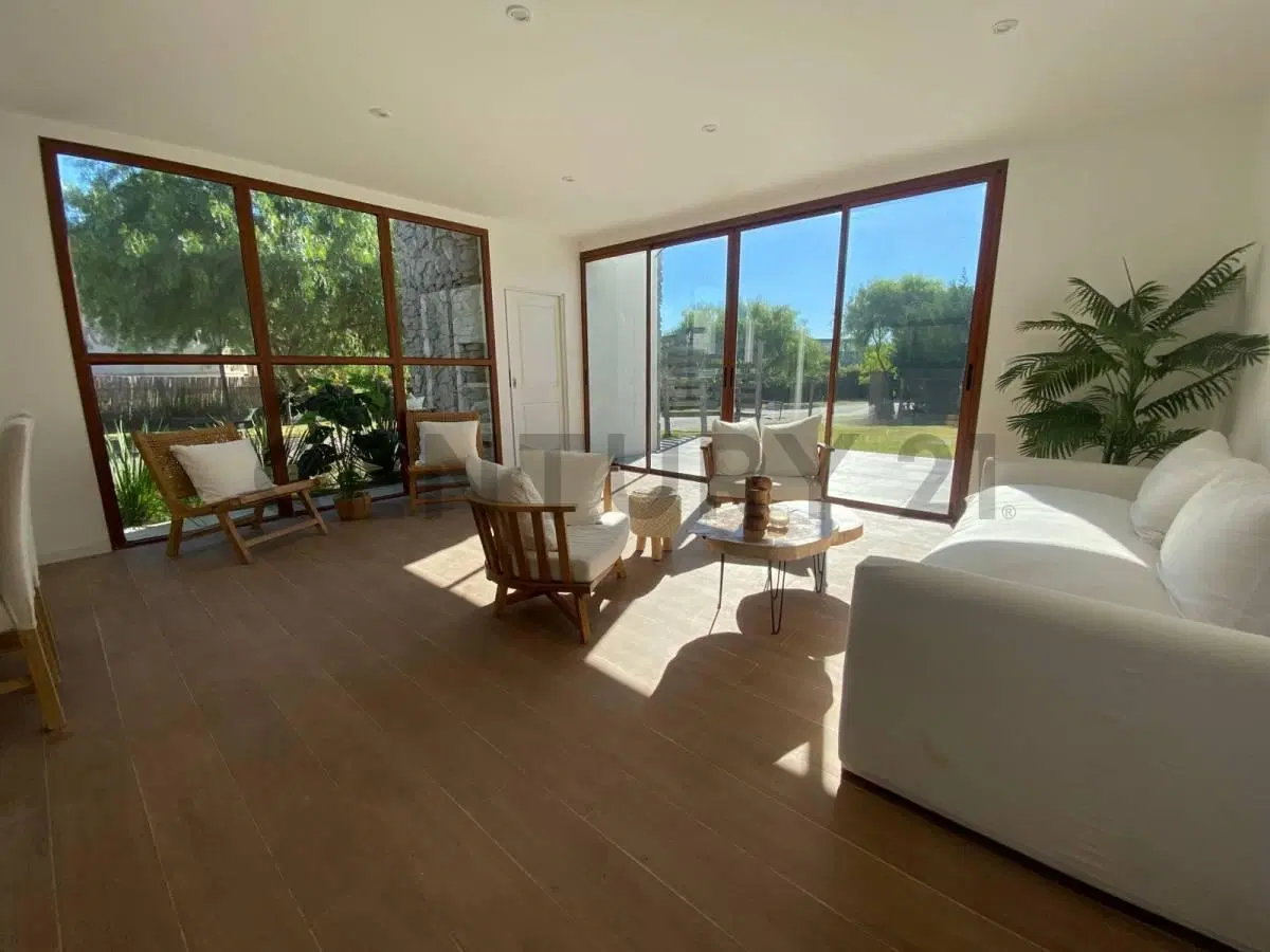CASA MINIMALISTA CON PILETA 2