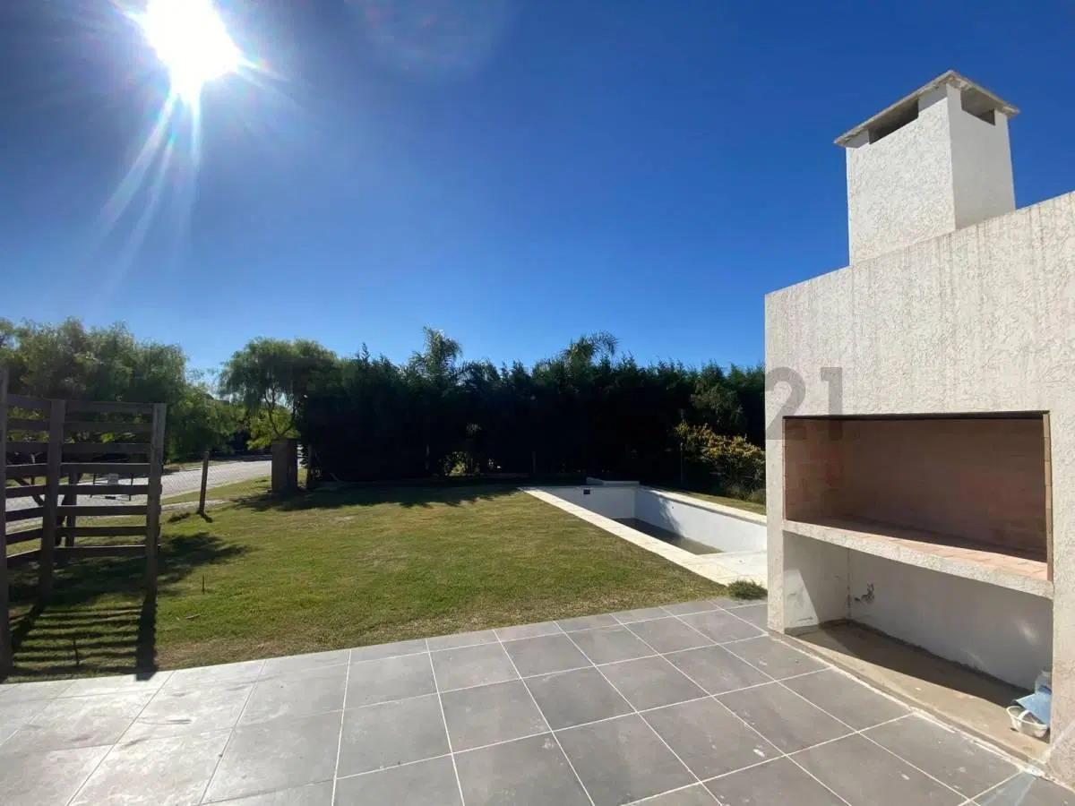 CASA MINIMALISTA CON PILETA 5